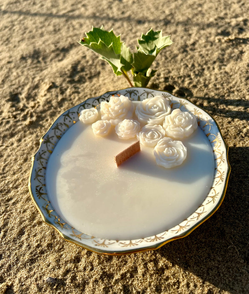 Bougie dans sa coupelle « La Roseraie » Bois de Santal