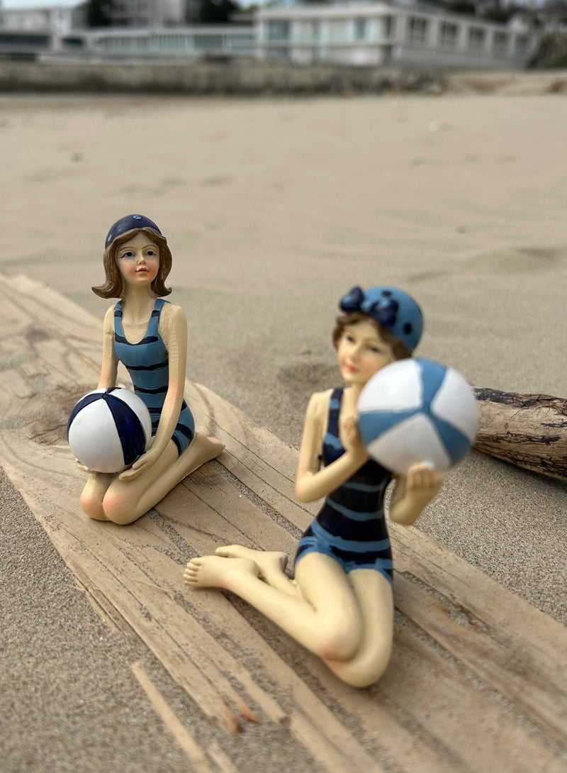 Figurine baigneuse assise & son ballon - collection Littoral