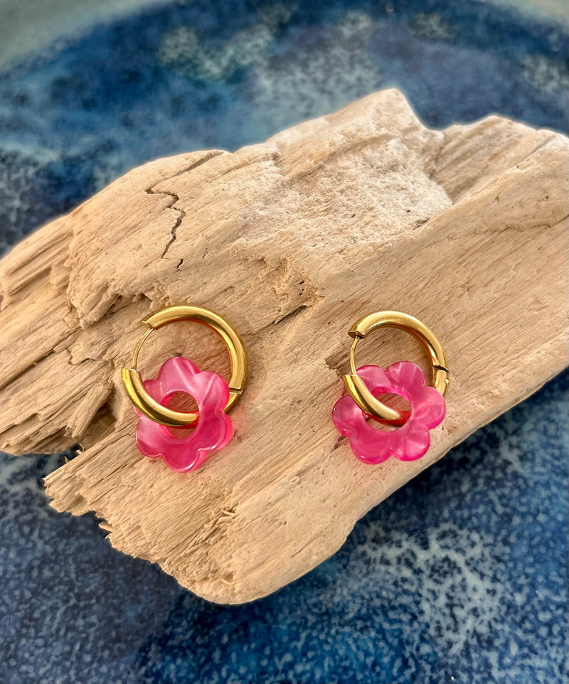 Créoles dorées avec pendentif fleur en résine