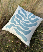 Coussin "Océanica" avec garniture - Motif feuillage bleu lagon