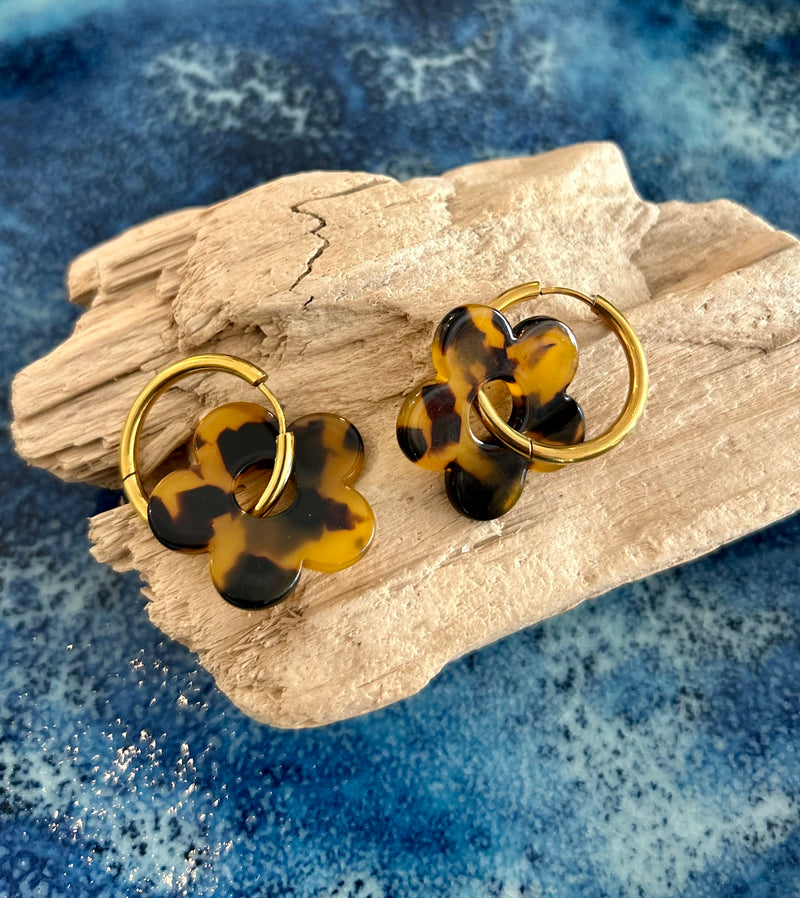 Créoles dorées avec pendentif fleur en résine