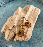 Créoles dorées avec pendentif fleur en résine