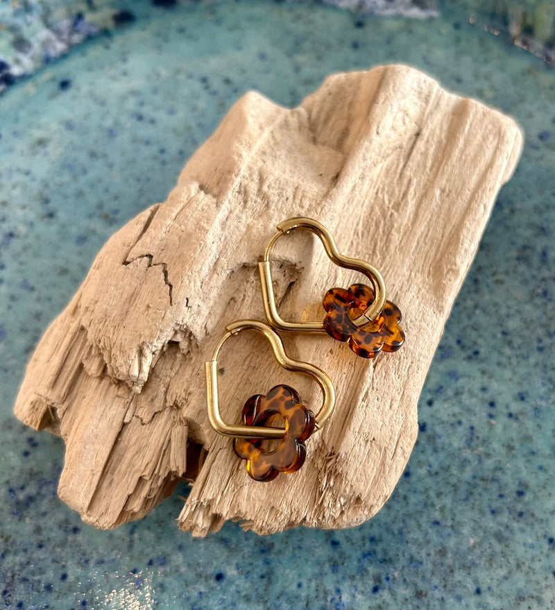 Créoles dorées avec pendentif fleur en résine
