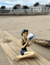 Figurine baigneuse assise & son ballon - collection Littoral