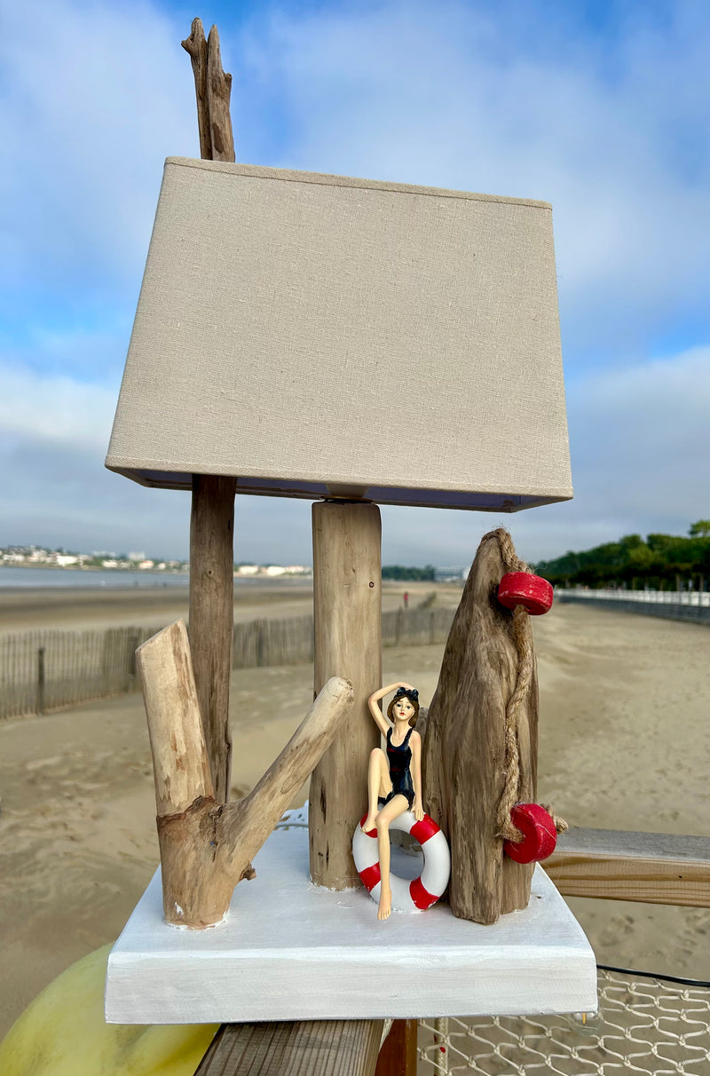 Lampe en bois flotté Baigneuse