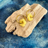 Créoles dorées avec pendentif fleur en résine