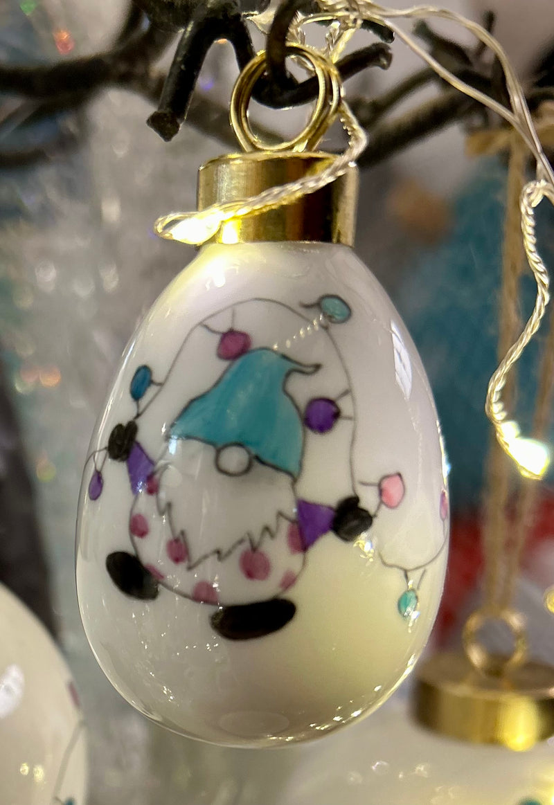 Boule de Noël ovale en porcelaine, motif "Les lutins du Père Noël"