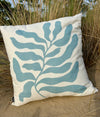 Coussin "Océanica" avec garniture - Motif feuillage bleu lagon