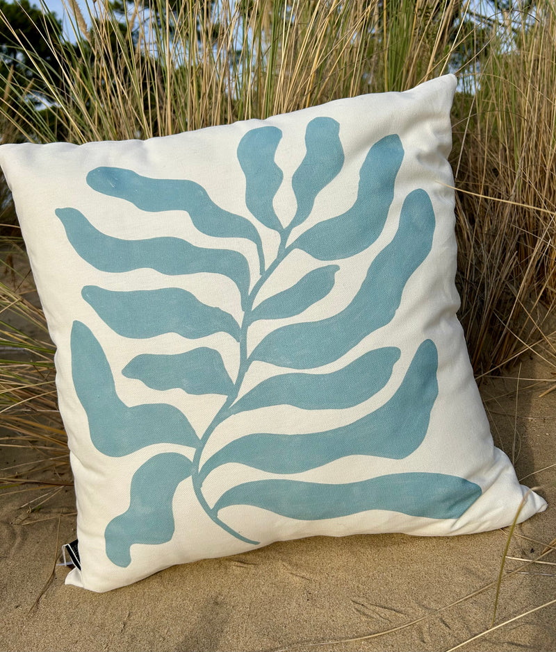 Coussin "Océanica" avec garniture - Motif feuillage bleu lagon