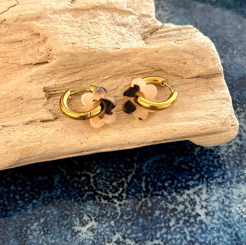 Créoles dorées avec pendentif fleur en résine