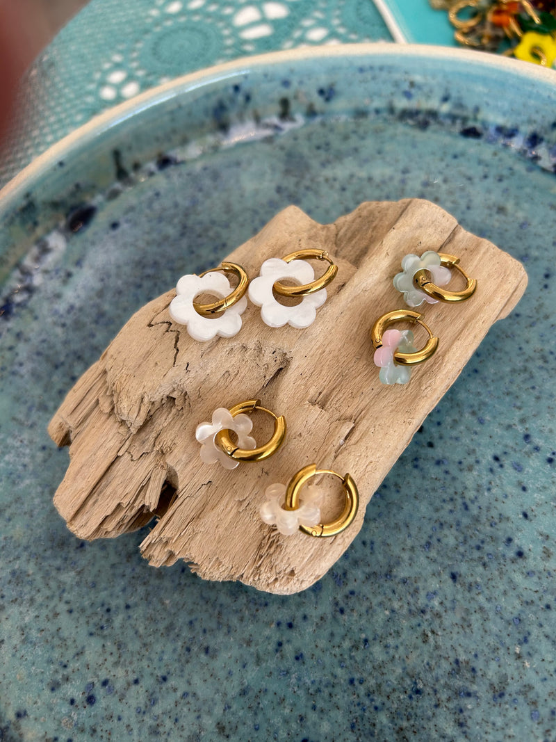 Créoles dorées avec pendentif fleur en résine