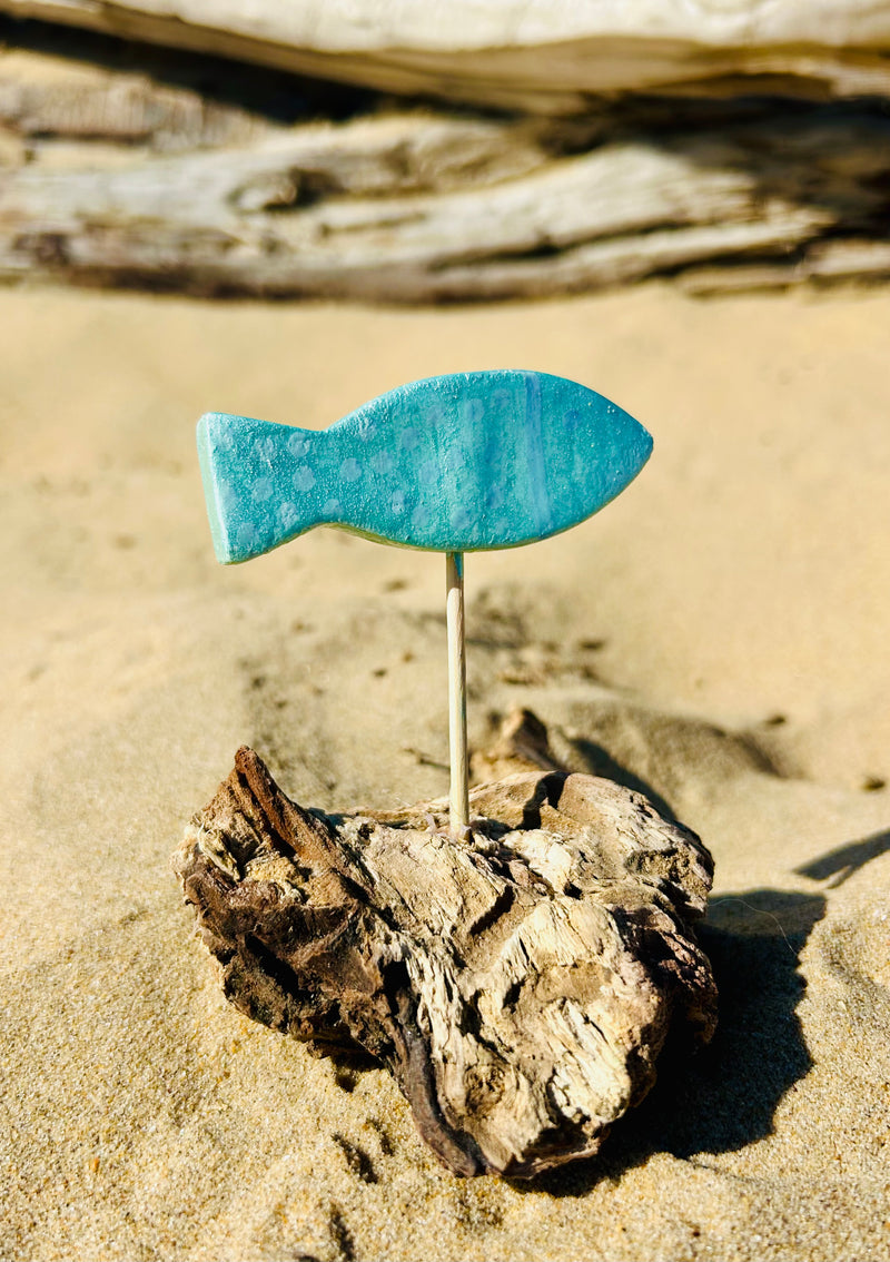 Poisson décoratif sur bois flotté