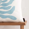 Coussin "Océanica" avec garniture - Motif feuillage bleu lagon