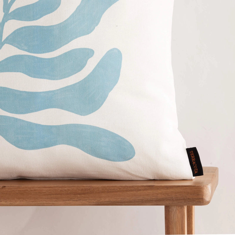 Coussin "Océanica" avec garniture - Motif feuillage bleu lagon
