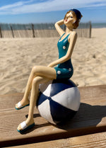Figurine baigneuse assise sur son ballon